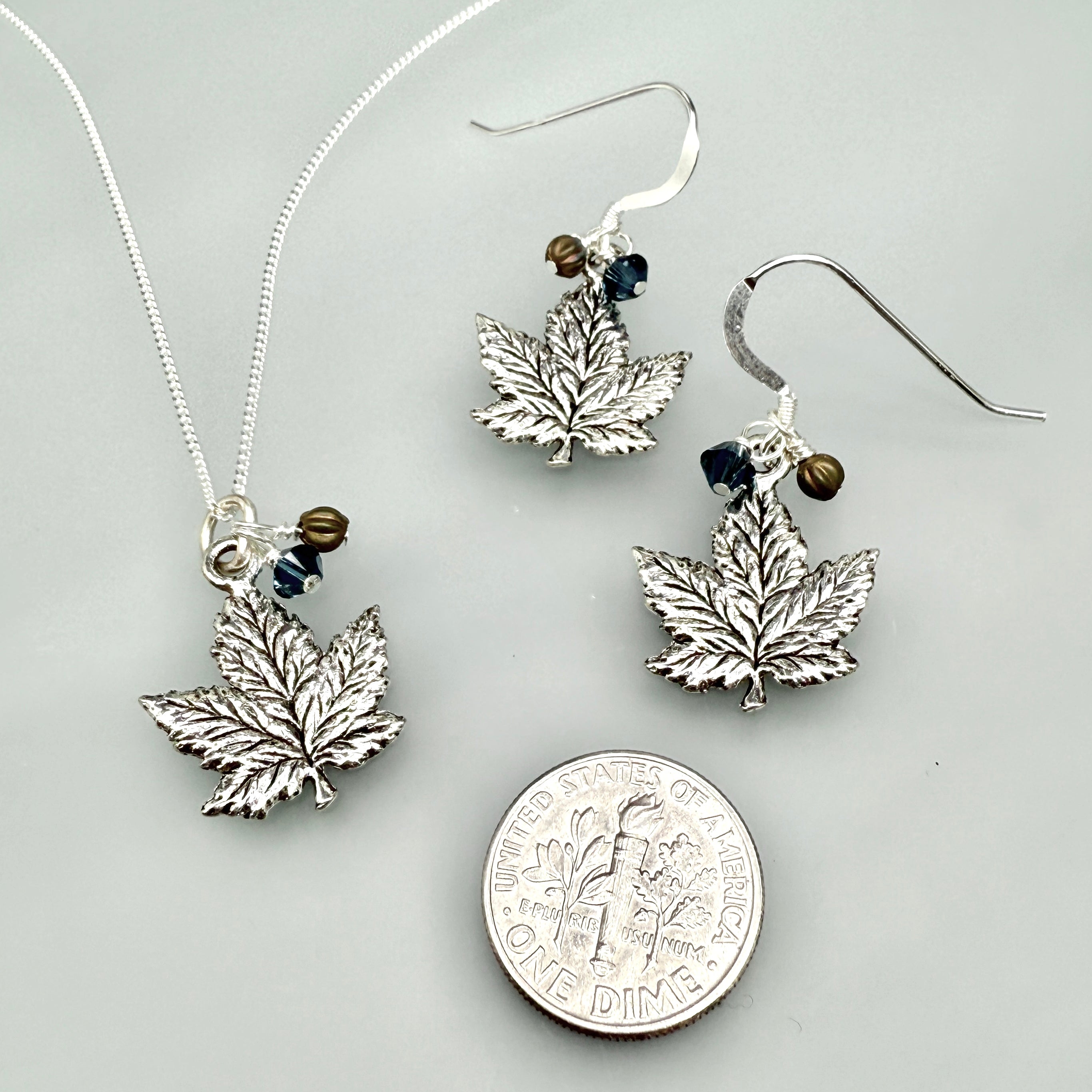 Maple Leaf Chain Necklace - blue/olive