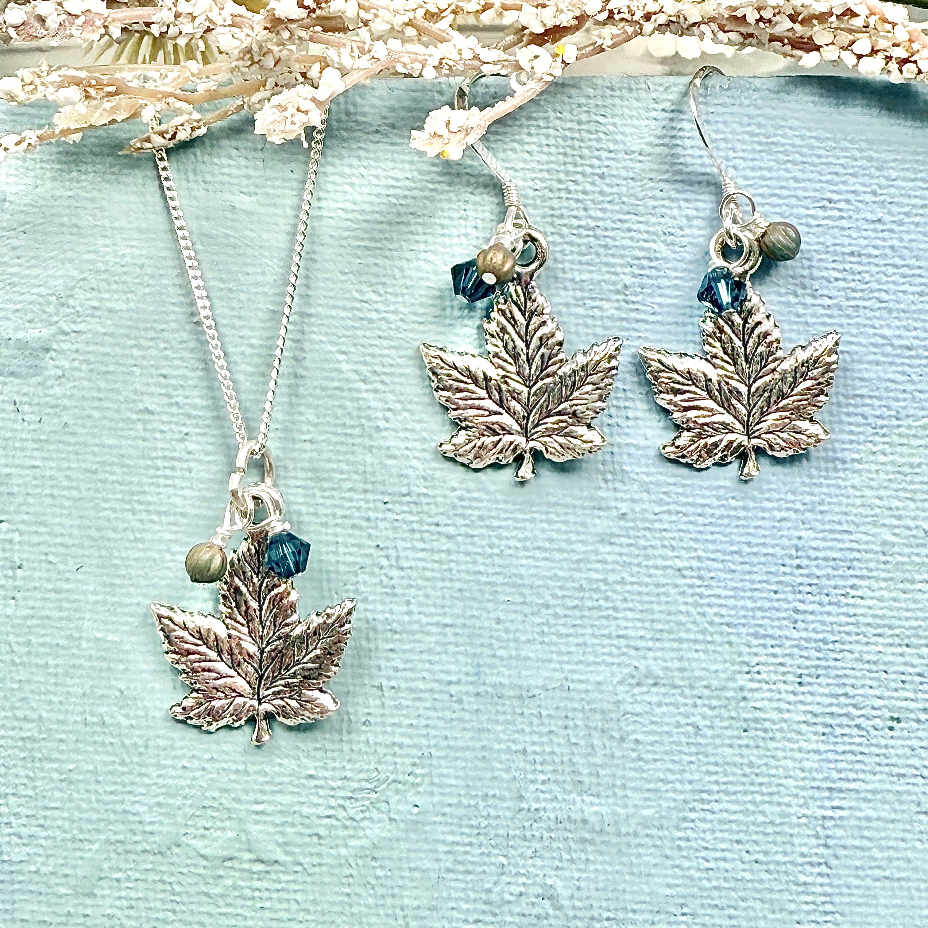 Maple Leaf Chain Necklace - blue/olive